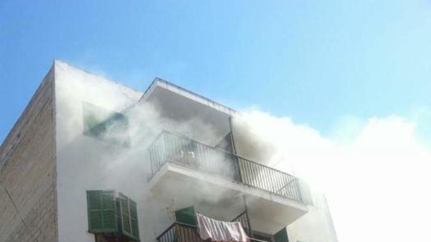 Un incendio provocado por un inquilino destruye un edificio de Sant Antoni