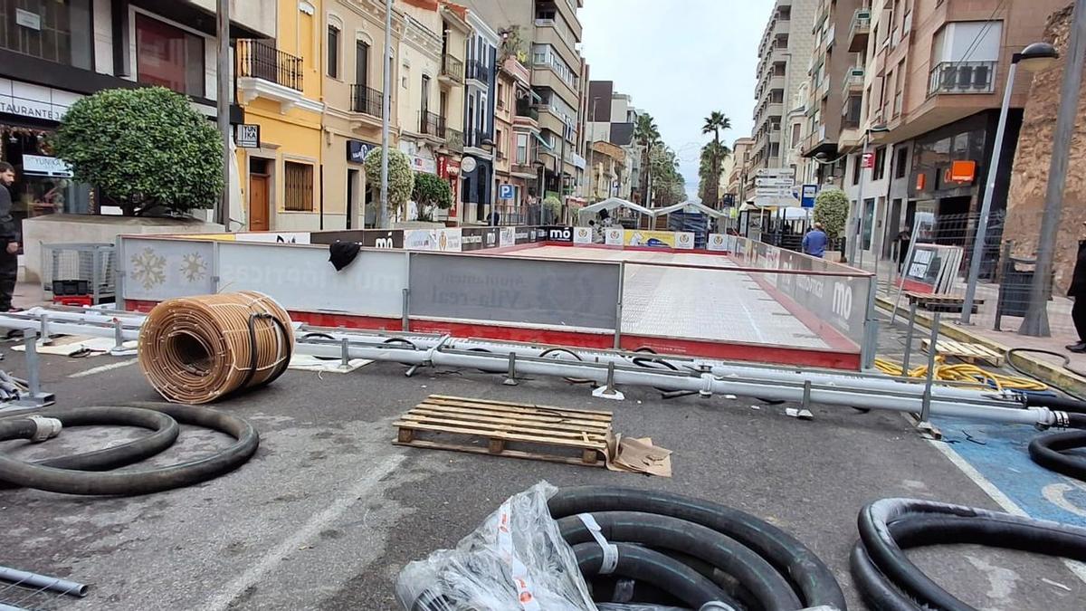 Los operarios ultiman la instalación de la pista de hielo natural, uno de los grandes atractivos de la Fira de Nadal de Vila-real.