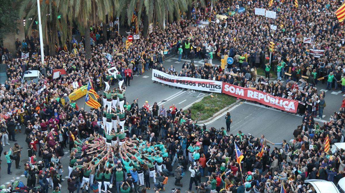 Cabecera de la concentración, con un ’castell’ en primer término.