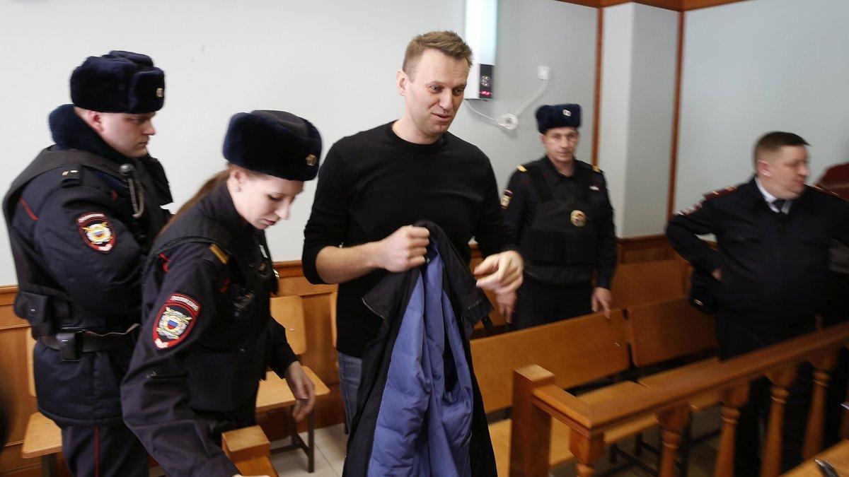 FET52 MOSCÚ (RUSIA) 30/03/2017.- El líder opositor ruso, Alexéi Navalni (c), asiste a una audiencia en el Tribunal de Moscú (Rusia) hoy, 30 de marzo de 2017. El Tribunal estudia la legalidad del arresto administrativo de 15 días a Nalvani tras oponer resistencia a las fuerzas policiales durante una manifestación no autorizada en Moscú el pasado 26 de marzo. EFE/Sergei Ilnitsky