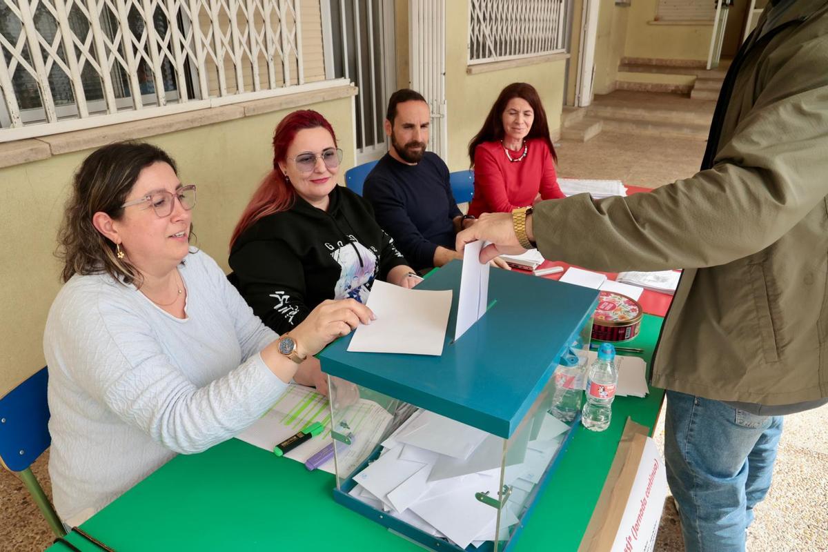 Familias del colegio Ramón Llull de Alicante, en la votación de la jornada continua este martes