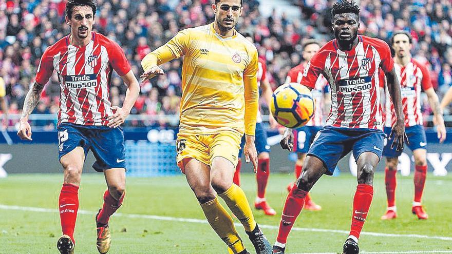 El central Juanpe Ramírez, en acció al Wanda Metropolitano davant l&#039;Atlètic de Madrid