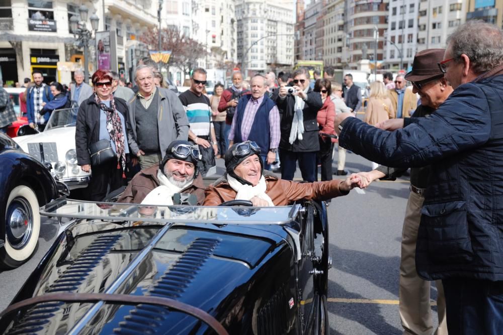 Salida de la ronda fallera de coches antiguos desde la plaza del Ayuntamiento de València.