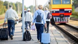 Un grupo de personas mayores, cogiendo un tren.