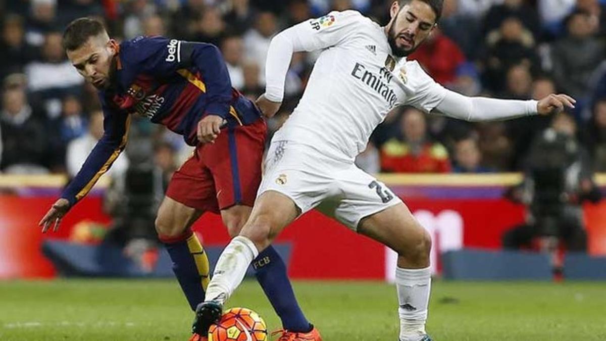 Jordi Alba e Isco en acción durante el Clásico Madrid-Barça