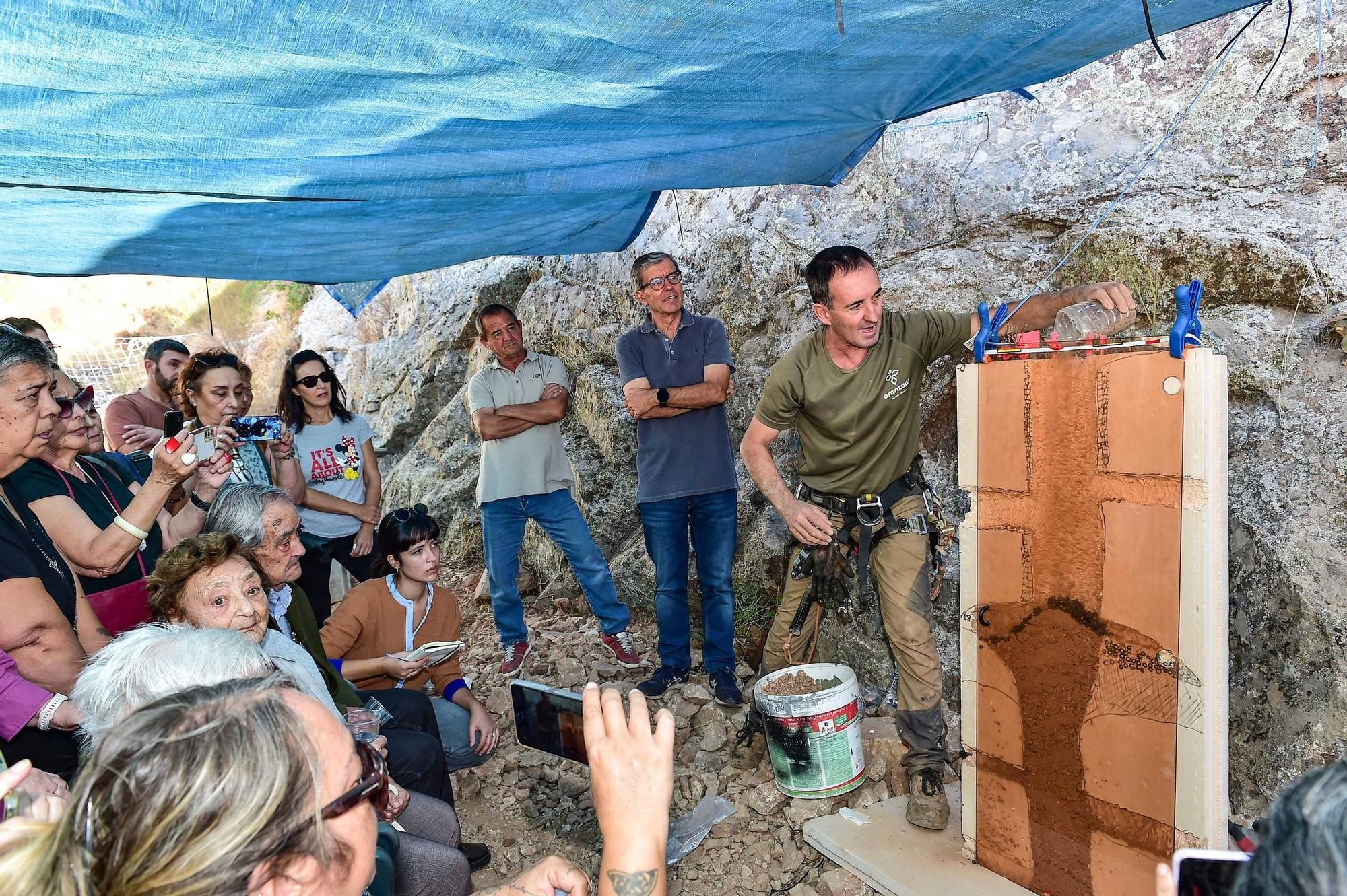 Fotogalería | Las familias de los represaliados de la mina La Paloma presencian las primeras exhumaciones