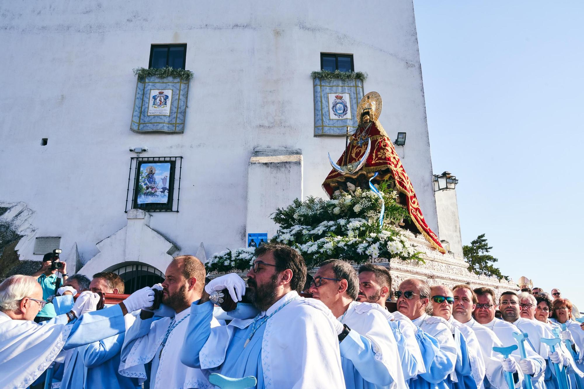 La patrona de Cáceres abre su Año Jubilar con cientos de devotos en el santuario