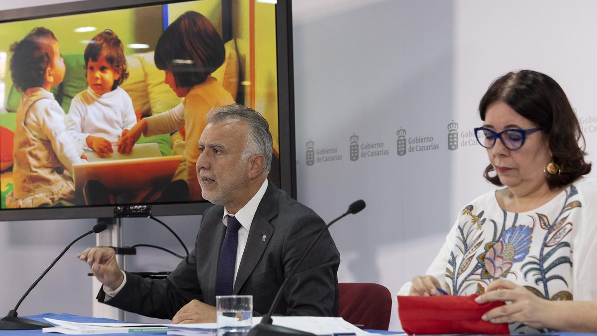 Ángel Víctor Torres y Manuela de Armas, hoy, durante la presentación del plan estratégico del primer ciclo de Educación Infantil.