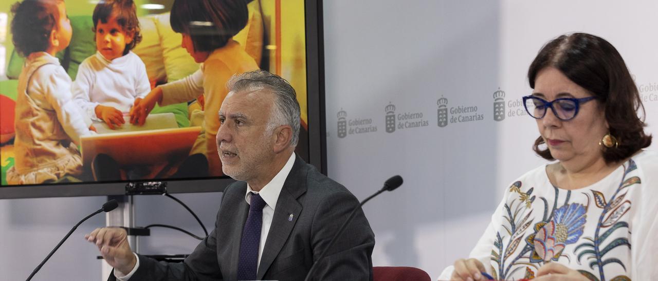 El presidente Ángel Víctor Torres y la consejera de Educación Manuela de Armas.