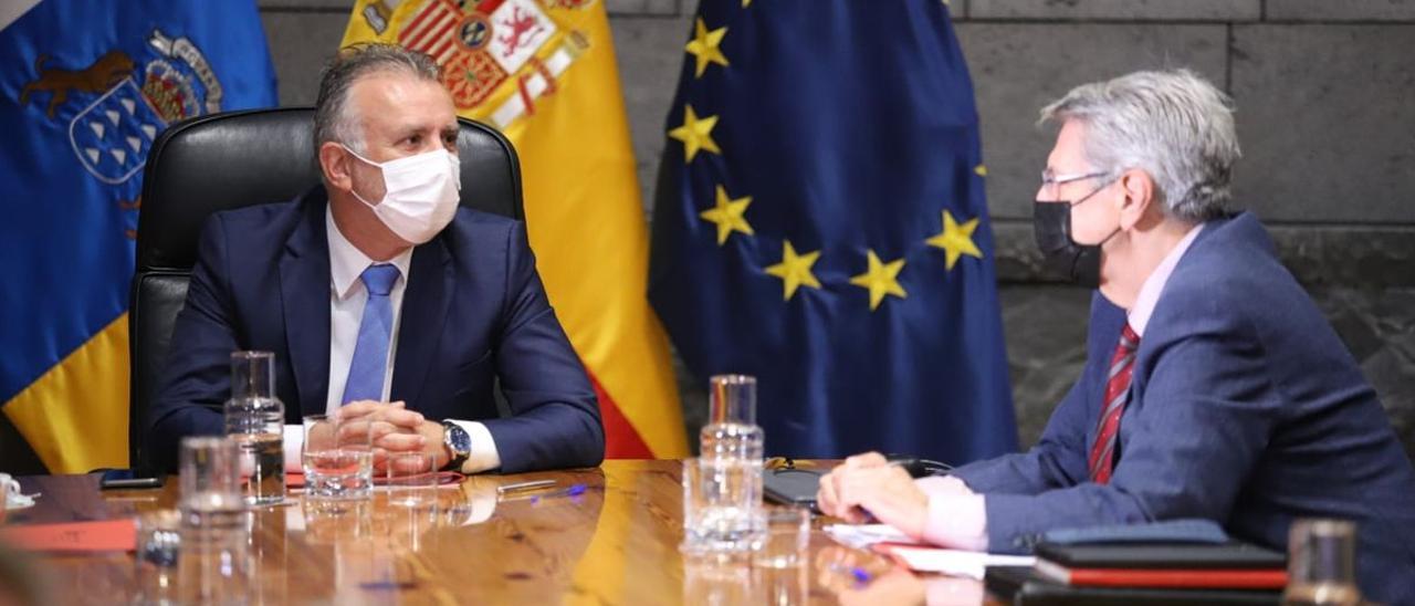 El presidente del Gobierno de Canarias, Ángel Víctor Torres, (i)durante la reunión de esta mañana.