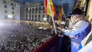 Alicante baja el Pregón de Hogueras a la plaza del Ayuntamiento ante el cierre de los balcones consistoriales