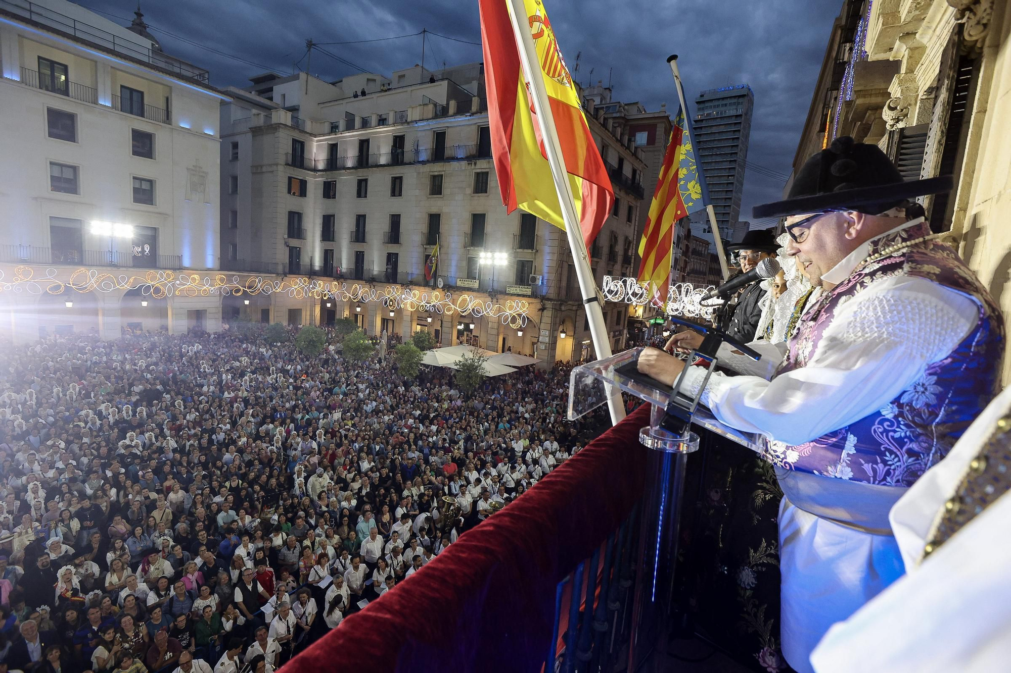 Resumen de los actos de inicio de las Hogueras 2024 ( Mascletà, Pasodoble, Homenaje Foguerers y Barraquers, desfile del Pregón y Pregón oficial )