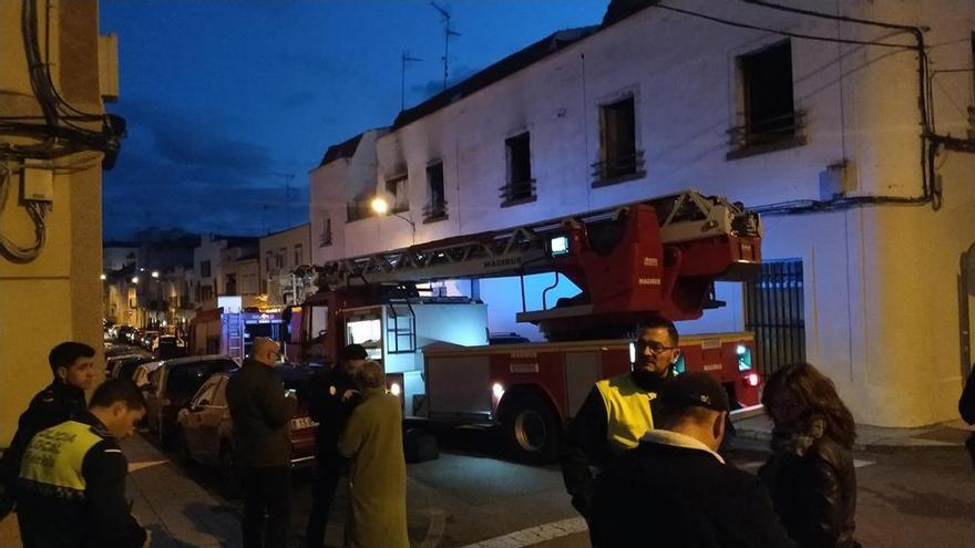 Los bomberos rescatan a dos personas del interior de una vivienda en llamas en Mérida