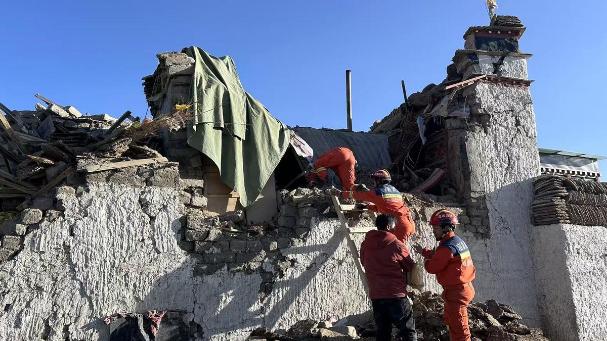 Un fuerte terremoto sacude la región del Tíbet en China cerca de la frontera con Nepal