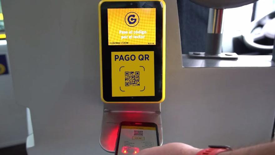Guaguas instala las nuevas máquinas para  pagar con tarjeta  bancaria y móvil