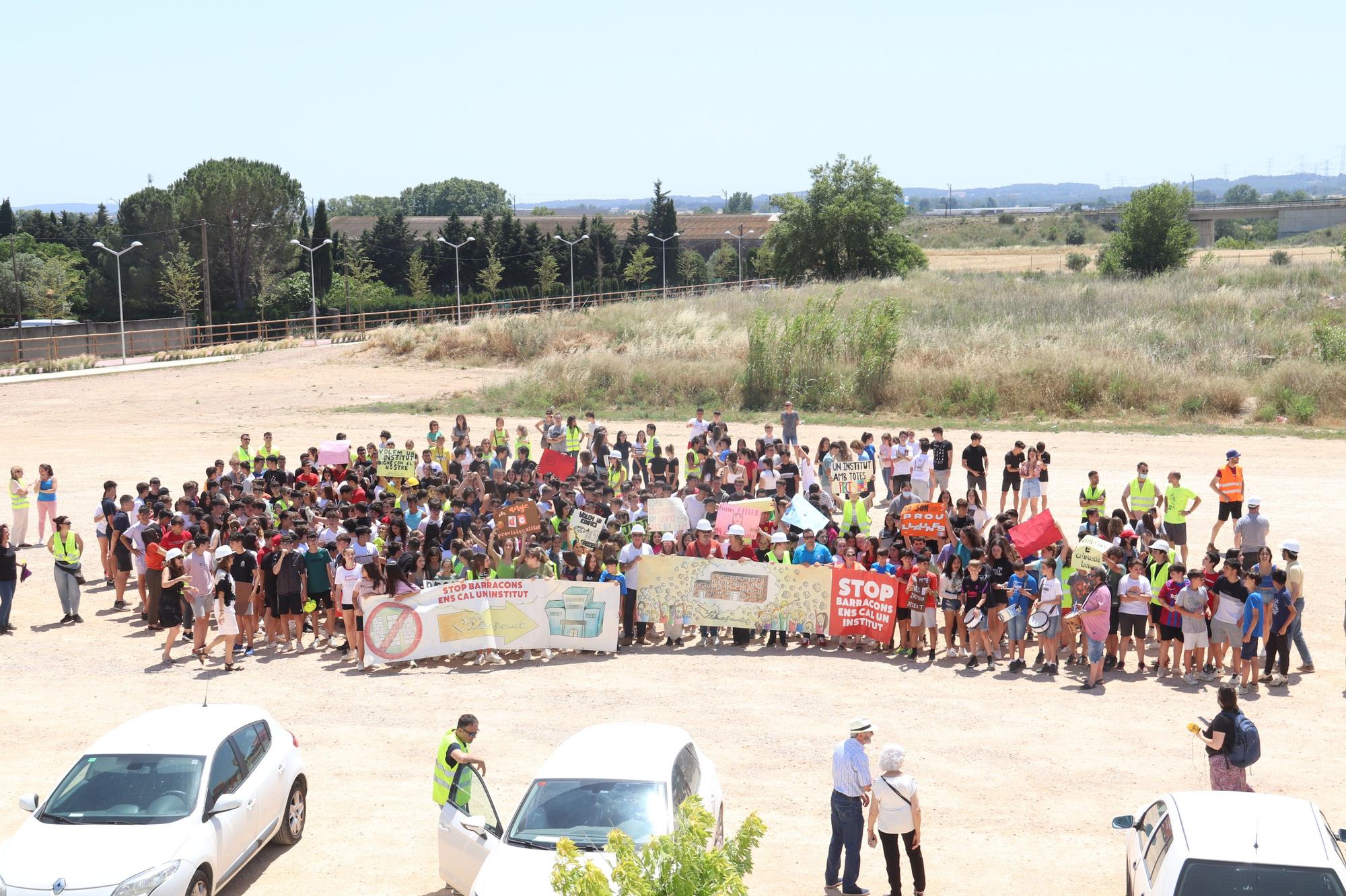 Protesta de la comunitat educativa de Vilafant per aconseguir un edifici nou