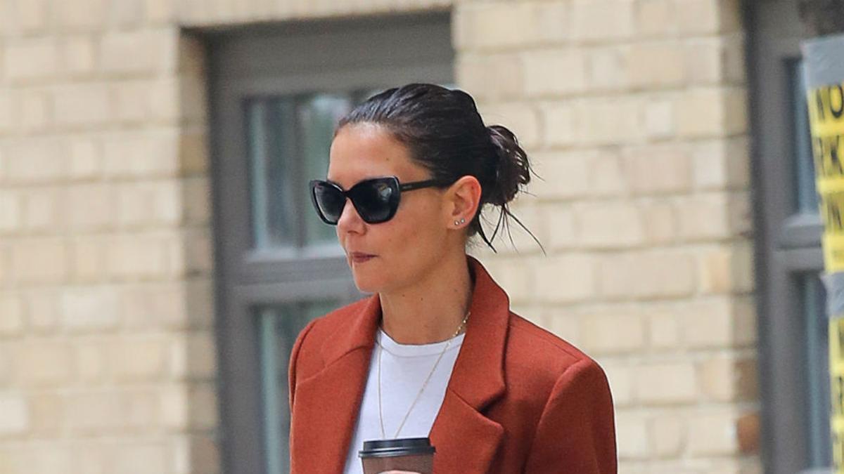 Katie Holmes con blazer color teja por las calles de Nueva York