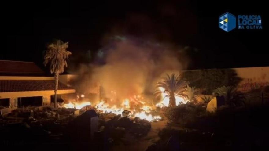 Grave incendio en la antigua zona recreativa de Baku en Corralejo, en el norte de Fuerteventura