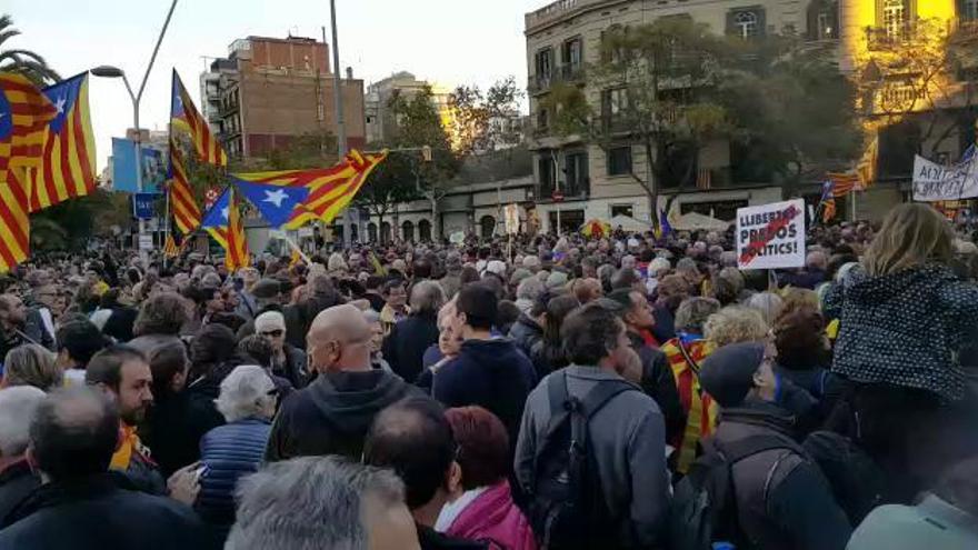Milers de persones protesten a Barcelona per l'empresonament dels exconsellers i els Jordis