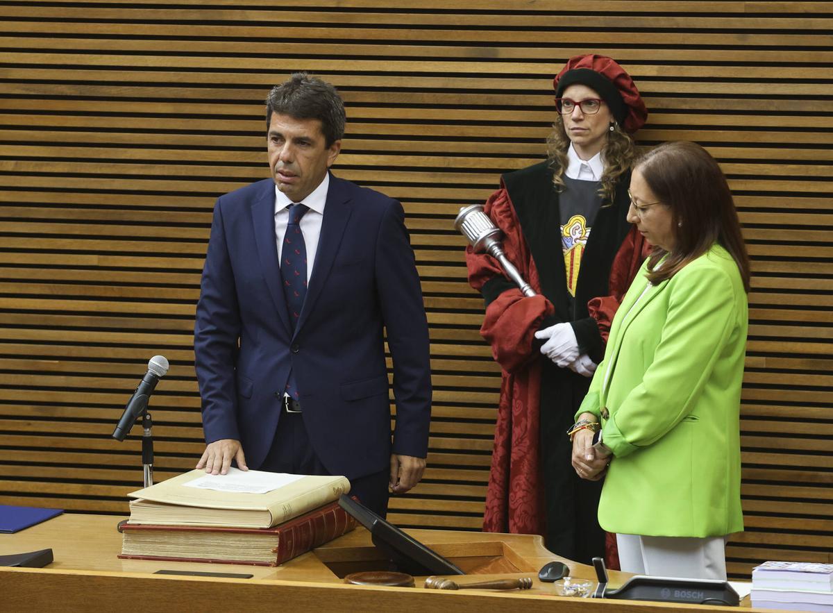 Mazón jura su cargo como presidente de la Generalitat.