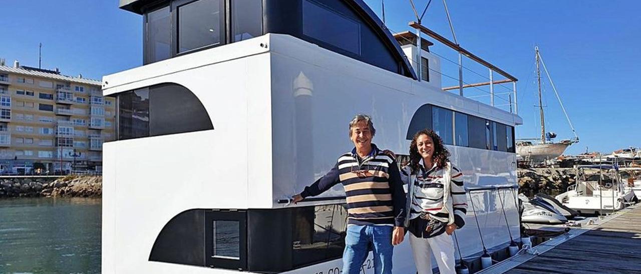 Adrián Álvarez y Raquel Vence, impulsores del negocio, ayer sobre la cubierta del barco el puerto de Baiona. / MARTA G. BREA / NAVIS SIREN