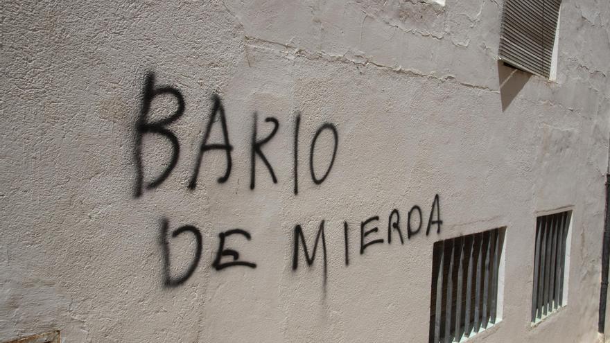 Pintadas en las fachadas de las casas de las calles Cantal Gentil y Caputxins de Xàtiva