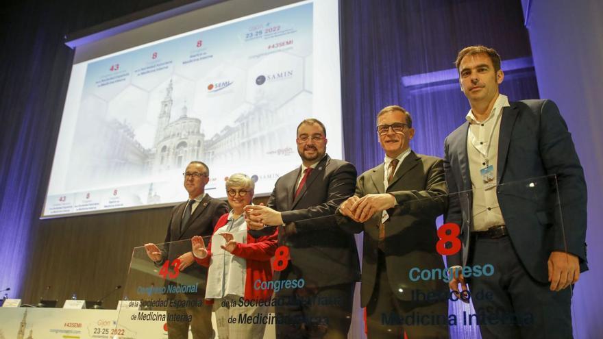 Por la izquierda, Pablo Fernández, Ana González, Adrián Barbón, Jesús Díaz y José María Fernández, ayer, en el recinto ferial Luis Adaro de Gijón. | Marcos León