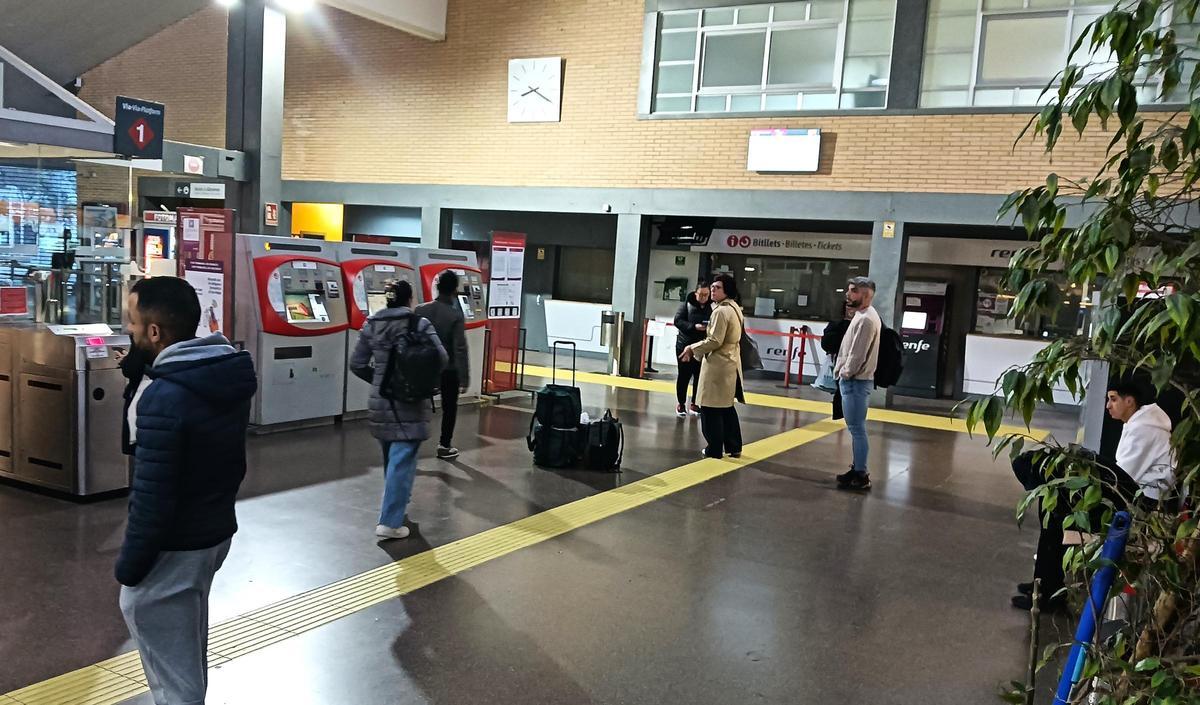 Viatgers esperen un tren cap a les huit i mitja del matí a Gandia