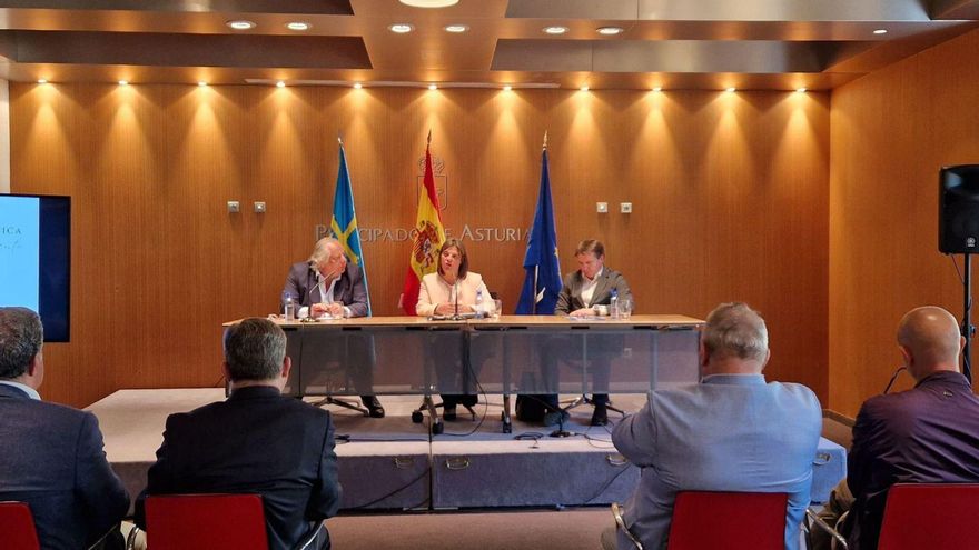 De izquierda a derecha, Miguel Mirones, Gimena Llamedo y José Luis Álvarez Almeida , ayer, en la presentación de la iniciativa «Asturias 25». | LNE