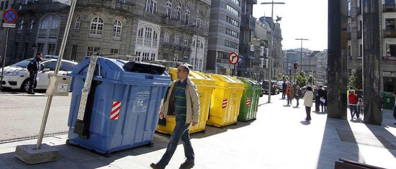 Contenedores de reciclaje situados en Porta do Sol. // J. S.