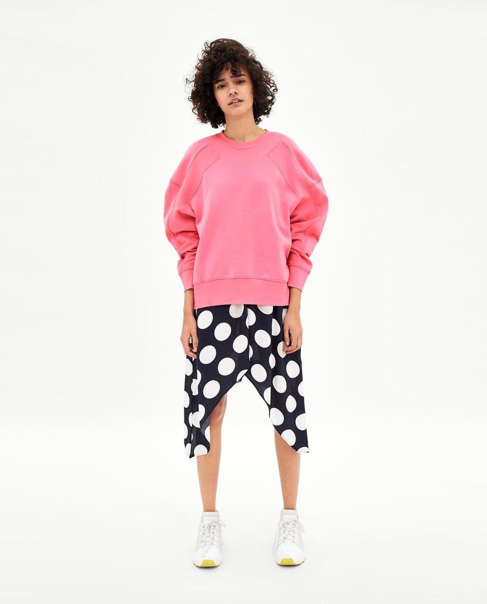 Sudadera rosa con mangas oversize de Zara