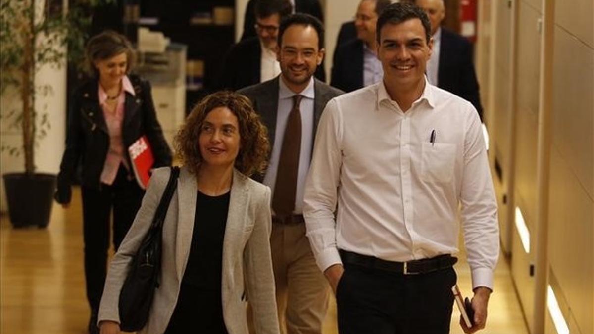 Pedro Sanchez, junto a la diputada Meritxell Batet, este jueves en el Congreso.