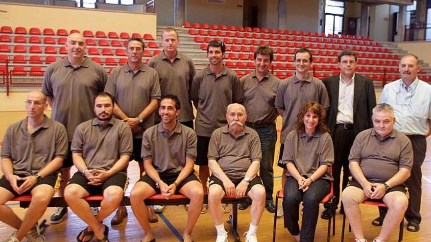 El nuevo cuerpo técnico del Bàsquet Mallorca ayer en el Palau d´Esports de Inca.