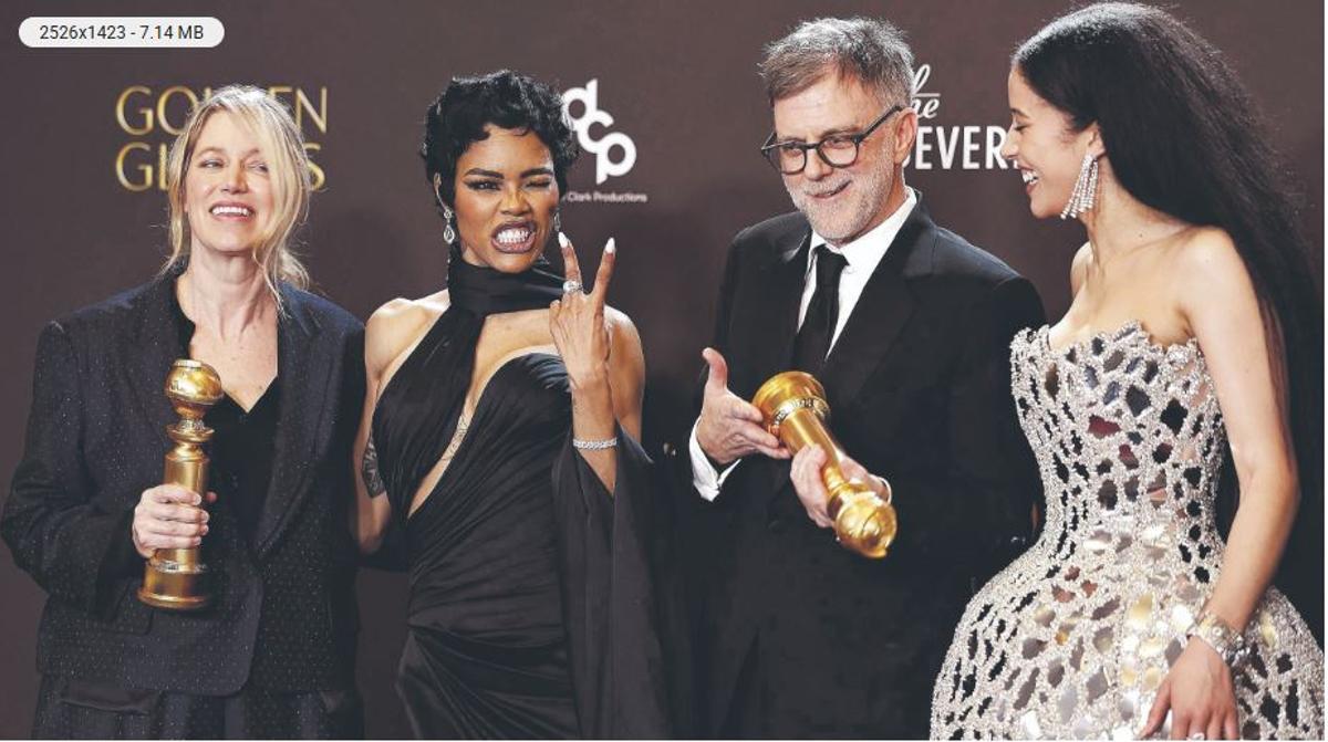 Las actrices y el director de 'Una batalla tras otra' tras ganar los Globos de Oro.