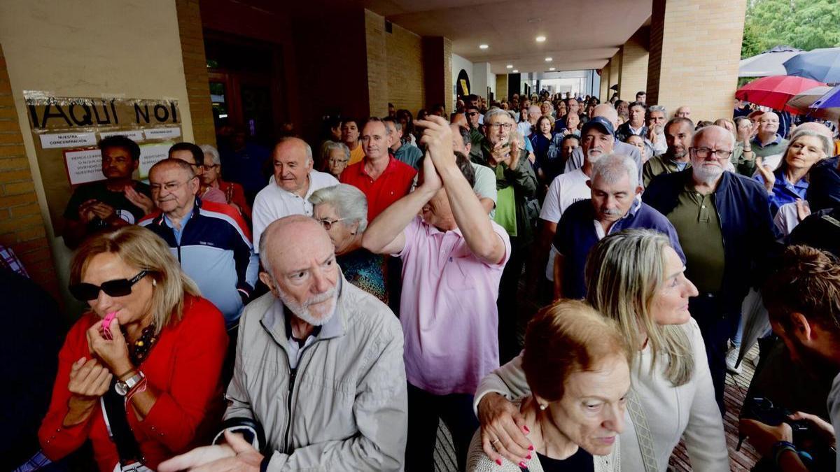 Concentración de vecinos contra acoger menores en La Florida.