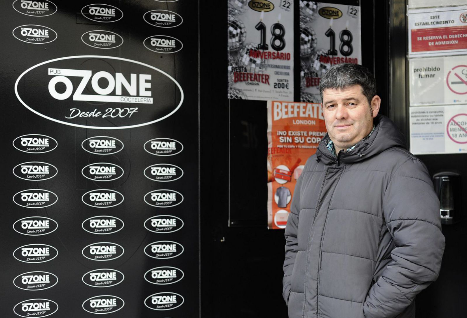 Moncho Bao, ante a porta do seu local na zona de marcha estradense. | Bernabé/Javier Lalín