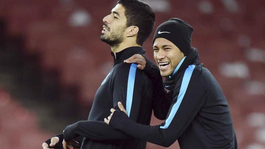 Luis Suárez y Neymar, durante el entrenamiento celebrado ayer en Londres.