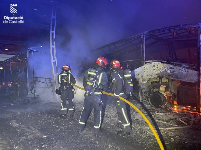 Galería de imágenes: Incendio en una empresa de autobuses de la Vall