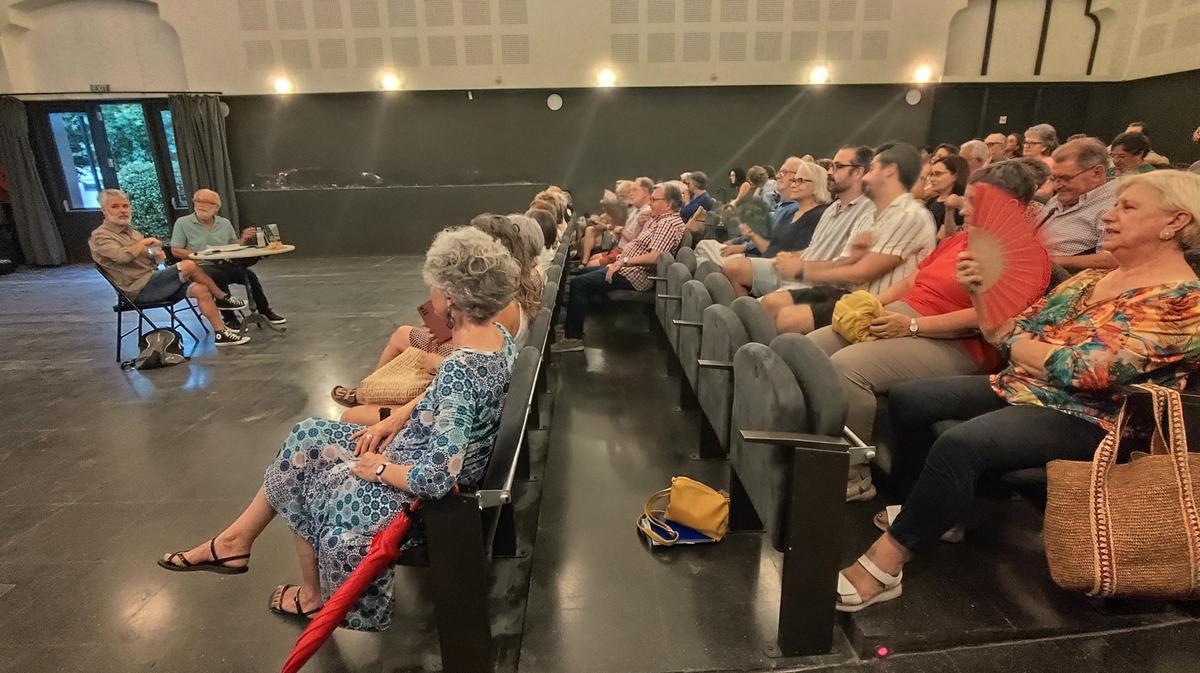 L'autor i Enric Tubert amb la sala de la Societat pràcticament plena, divendres passat.