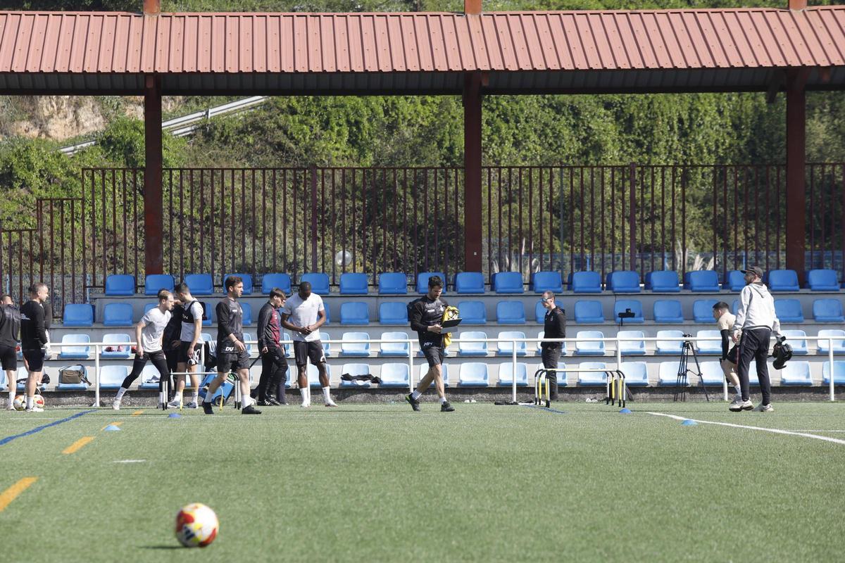 EN IMÁGENES: Así ha sido el primer entrenamiento de Lolo Escobar al frente del Avilés EN IMÁGENES: Así ha sido el primer entrenamiento de Lolo Escobar al frente del Avilés