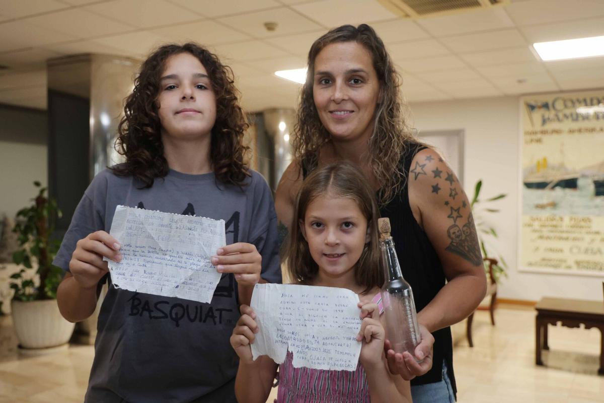 VIGO. FAMILIA QUE SE ENCONTRO UNA BOTELLA QUE VENIA DESDE CUBA. FARO DE VIGO