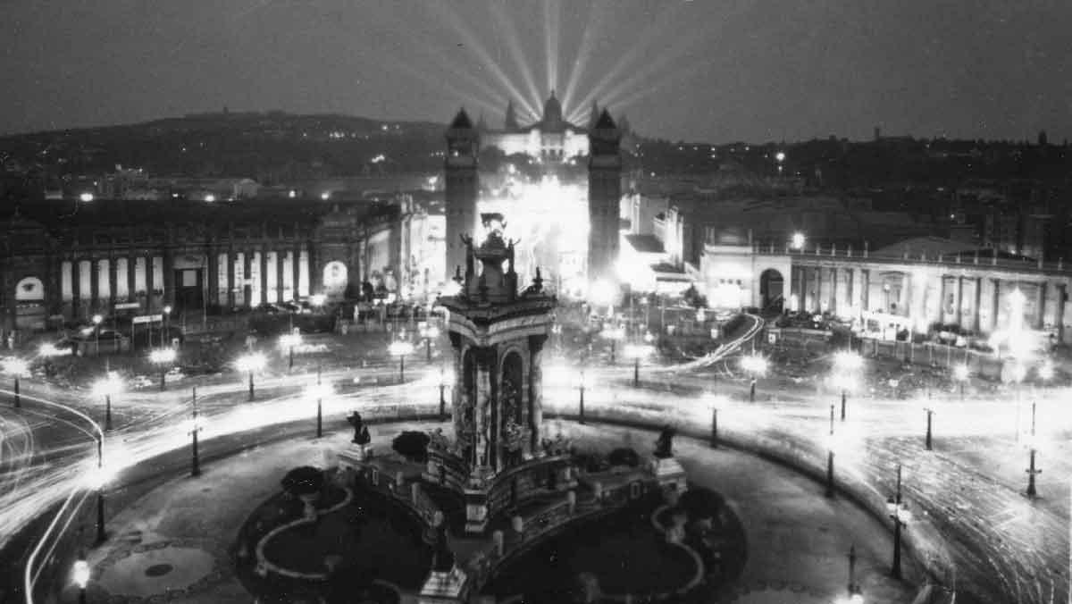 El recinte firal de Barcelona amb motiu de la inauguració de lExposició Internacional de 1929, amb els característics raigs de llum del Palau Nacional.