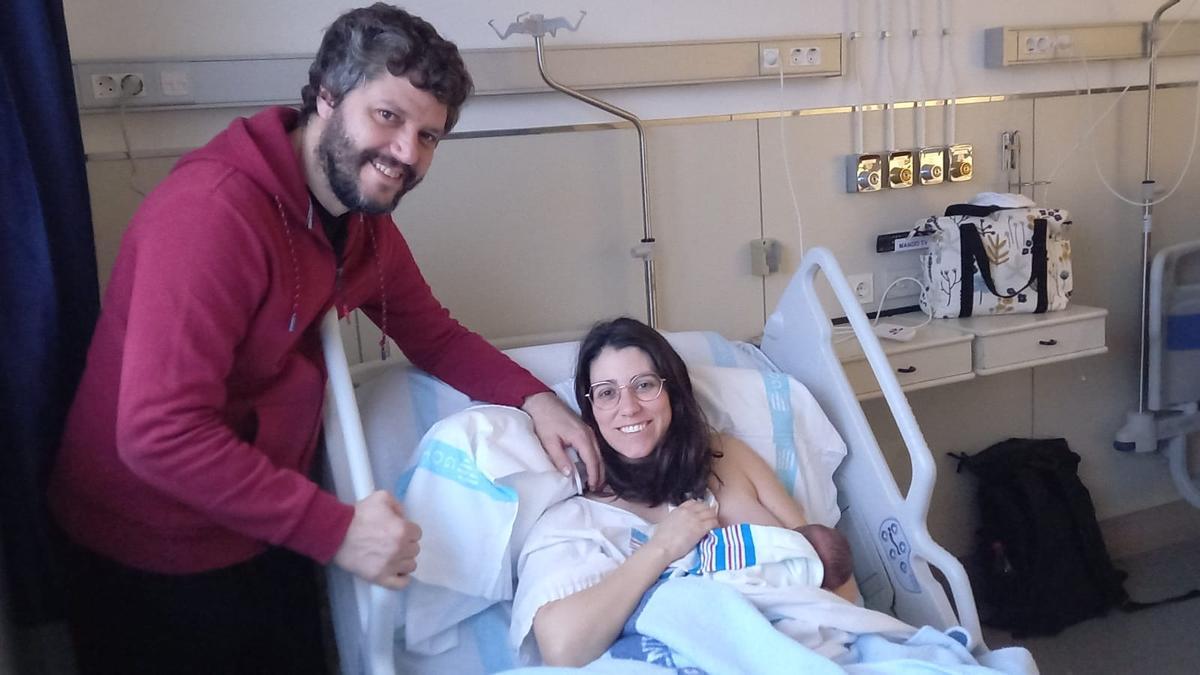 Joan e Isabel posan con Carme, el primer bebé nacido en Baleares, en la red pública de hospitales, en Manacor,