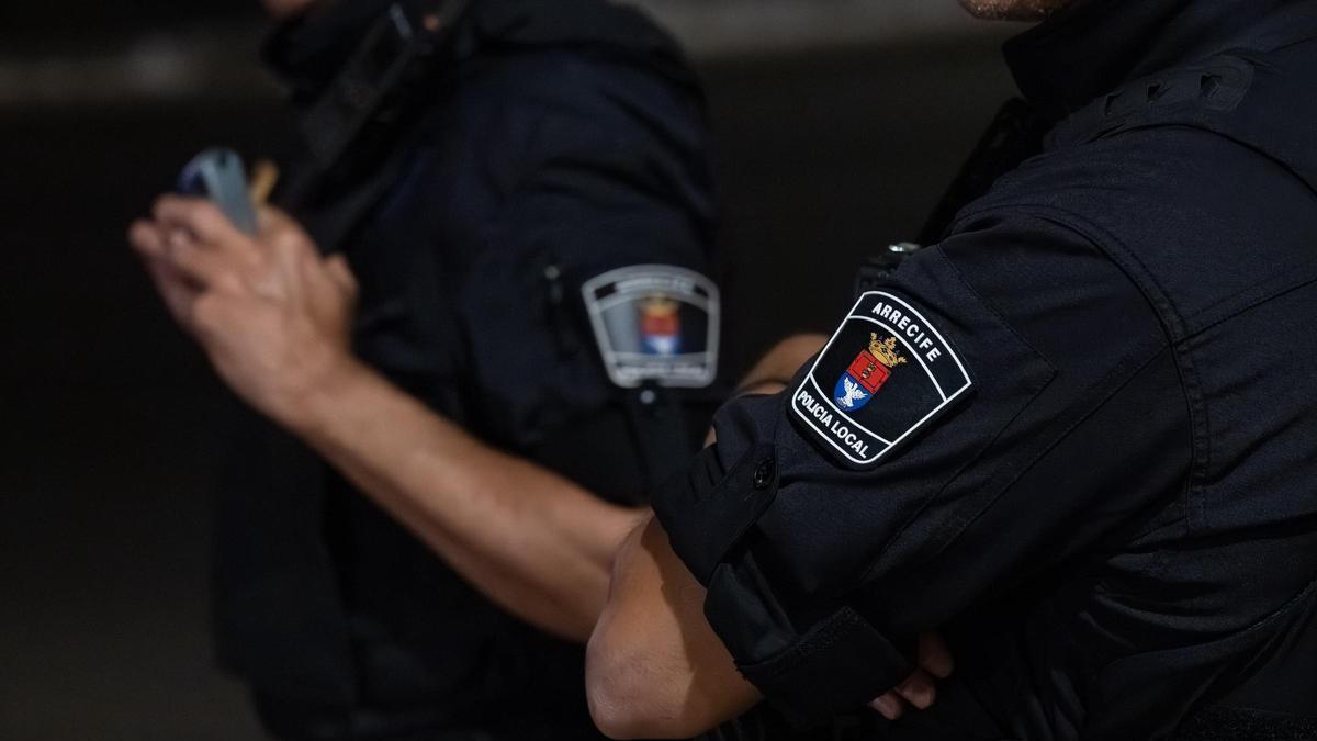 Dos agentes de la Policía Local de Arrecife en una imagen de archivo