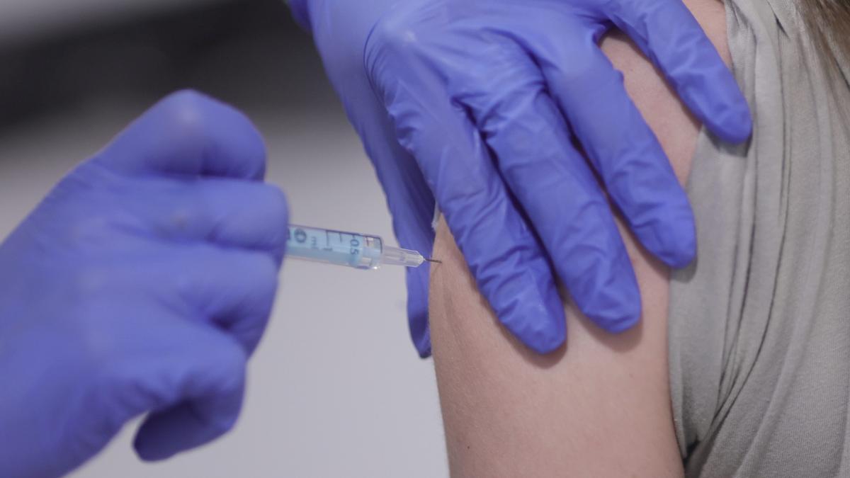 Una persona recibe la segunda dosis de la vacuna contra el COVID-19.