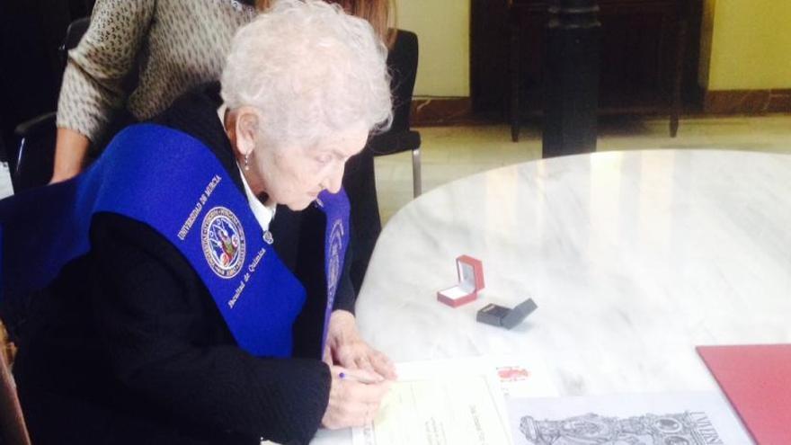 Fernanda Pozo firma su título, hoy en el Rectorado.