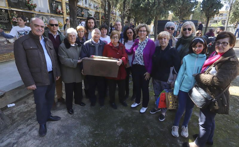 Entrega de los restos de los fusilados por el franquismo a sus familiares, en Paterna