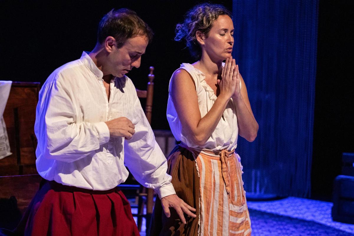 María es muy religiosa y desea más que nada en el mundo ser madre.