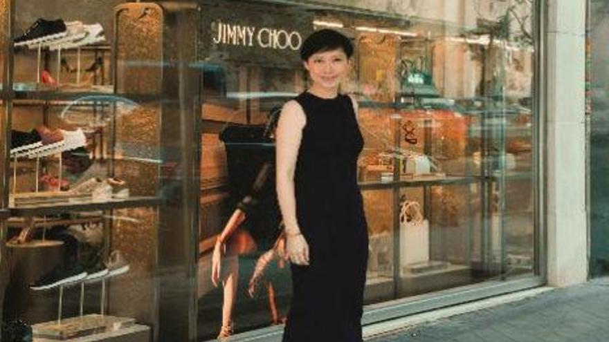 Sandra Choi posa delante del escaparate de la recién renovada tienda de Jimmy Choo en Madrid.