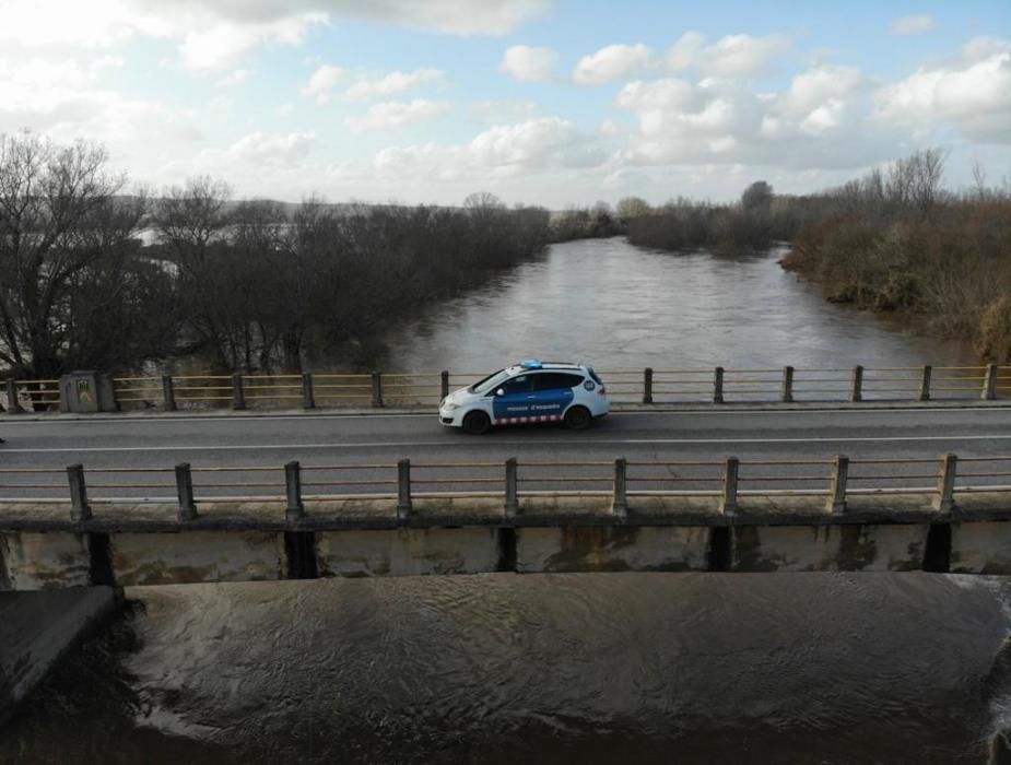 El pont del Ter a Verges, completament negat i inutilitzat